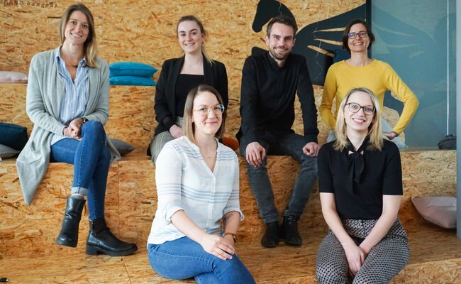 Brand Guide Team mit Teamleiter Moritz im Büro der GMK Markenberatung